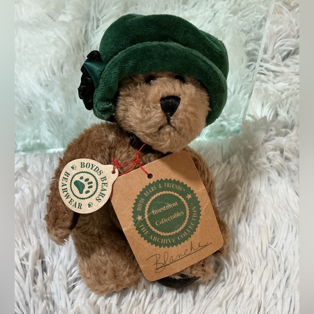 Boyd’s Bear Blanche De Bearvoire plush bear with green hat & black ribbon bow